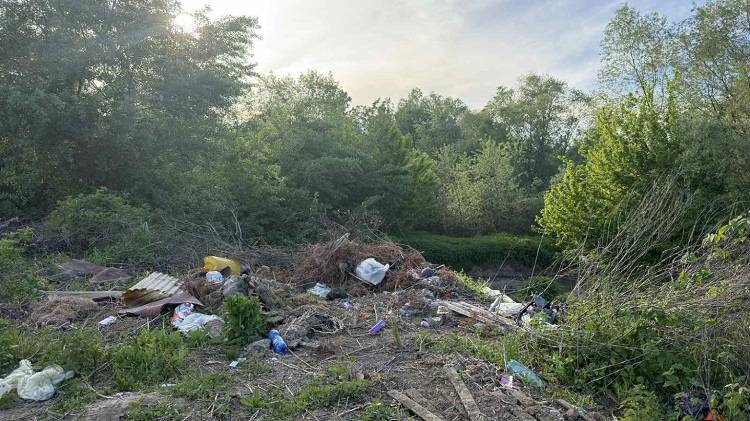 Ušće Vrnjačke reke blokirano divljom deponijom