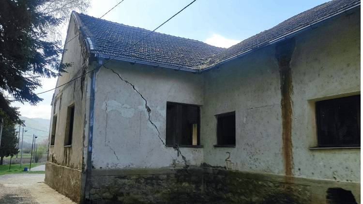 Dobroljupci: Stara zgrada konačno ograđena, popravka sale i dalje na čekanju